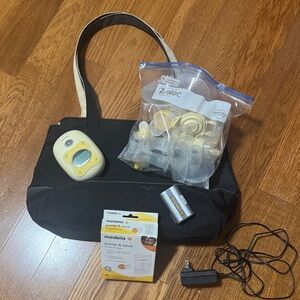 Medela Breast Pump Kit with Black and Yellow Accents (With 4 Bottles)